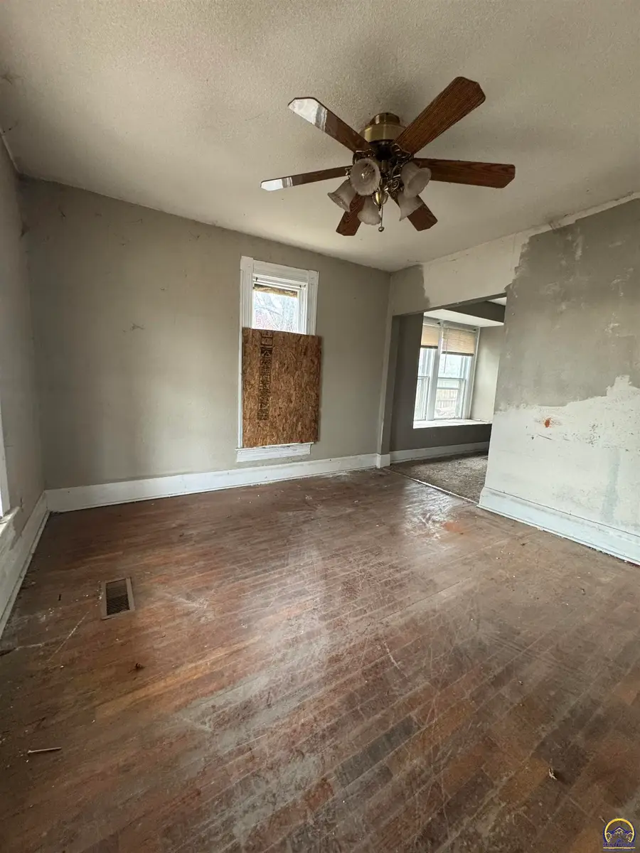 919 NE Winfield Ave, Topeka, KS 66616 - #2