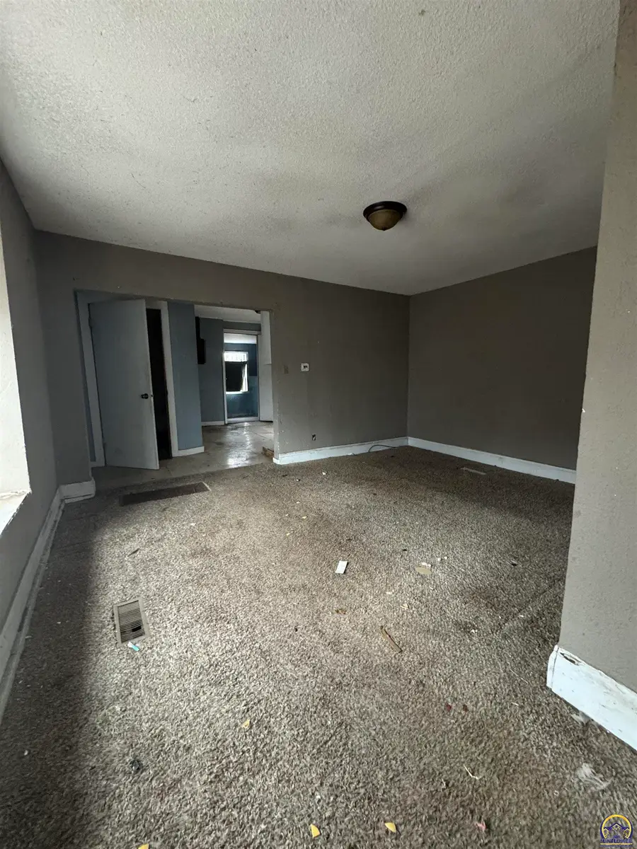 919 NE Winfield Ave, Topeka, KS 66616 - #3