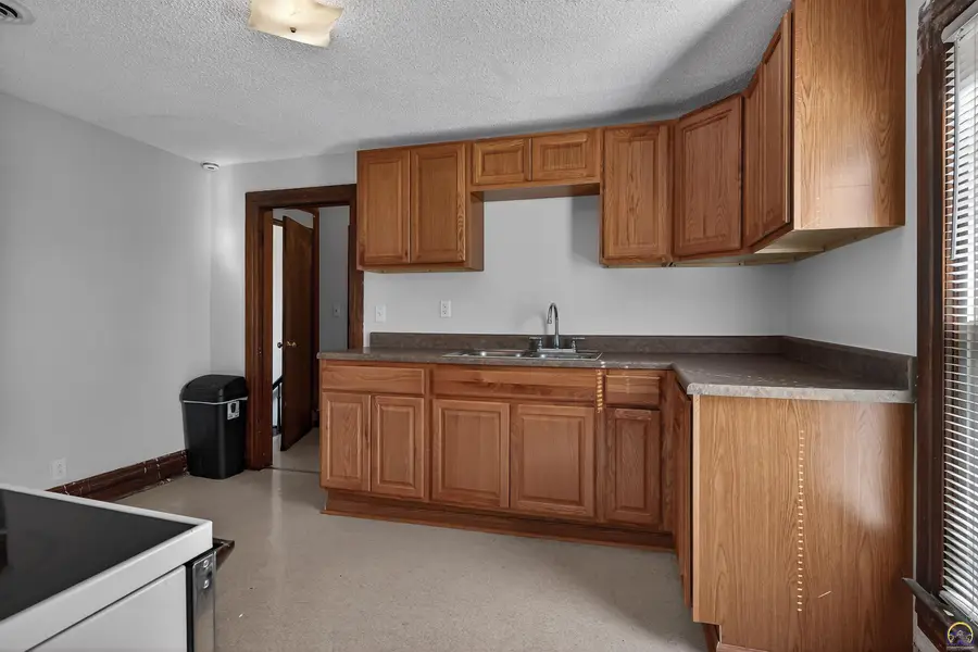 305 Wisconsin Ave, Holton, KS 66436 - #2