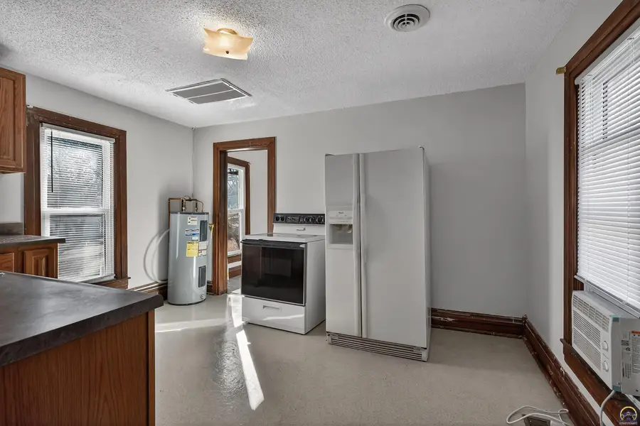 305 Wisconsin Ave, Holton, KS 66436 - #3