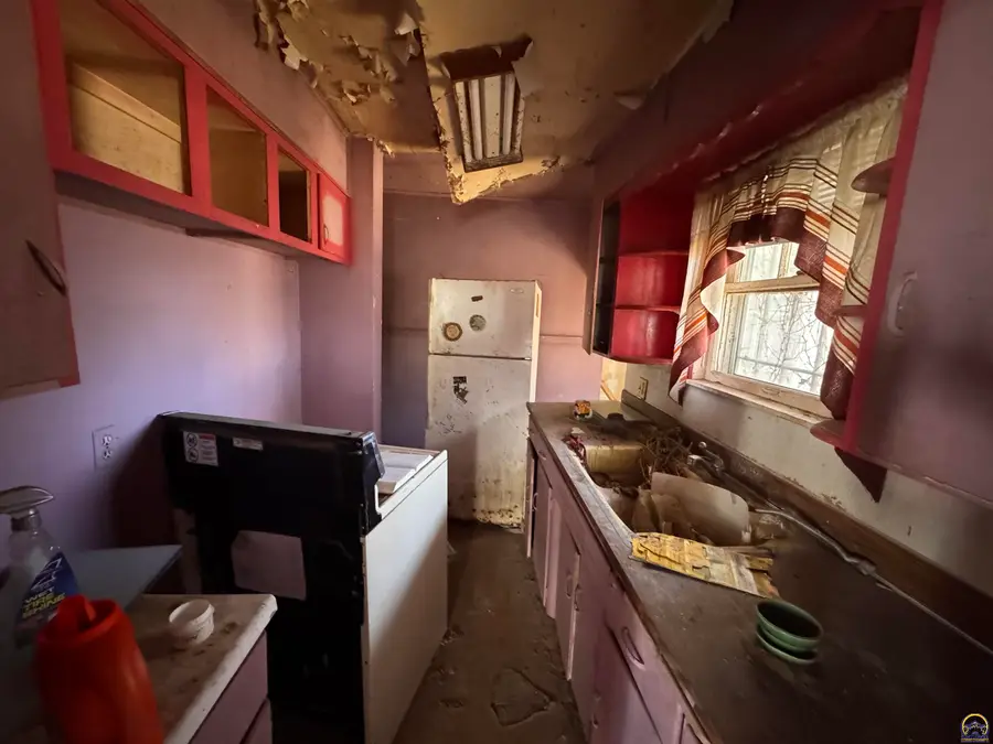 711 SE Lawrence St, Topeka, KS 66607 - #2