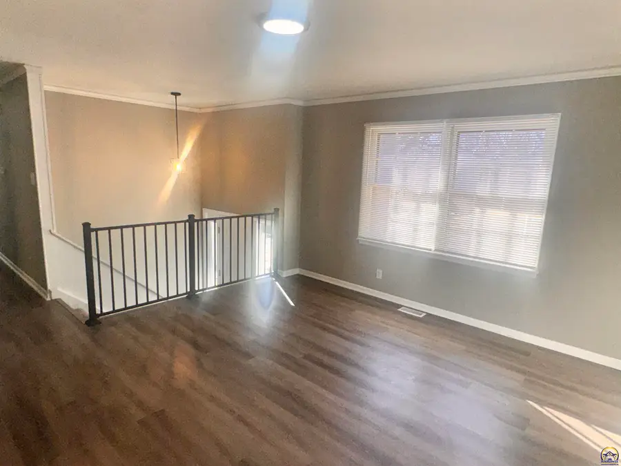 3210 SW 32nd St, Topeka, KS 66614 - #2