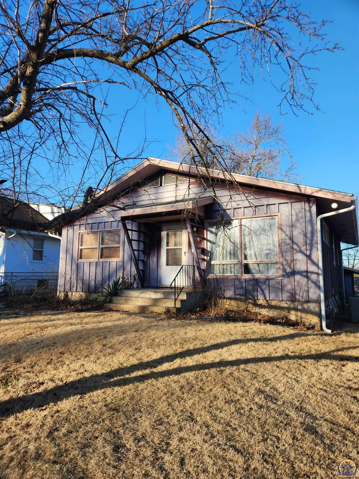 723 SW Cambridge Ave, Topeka, KS 66606 - #1