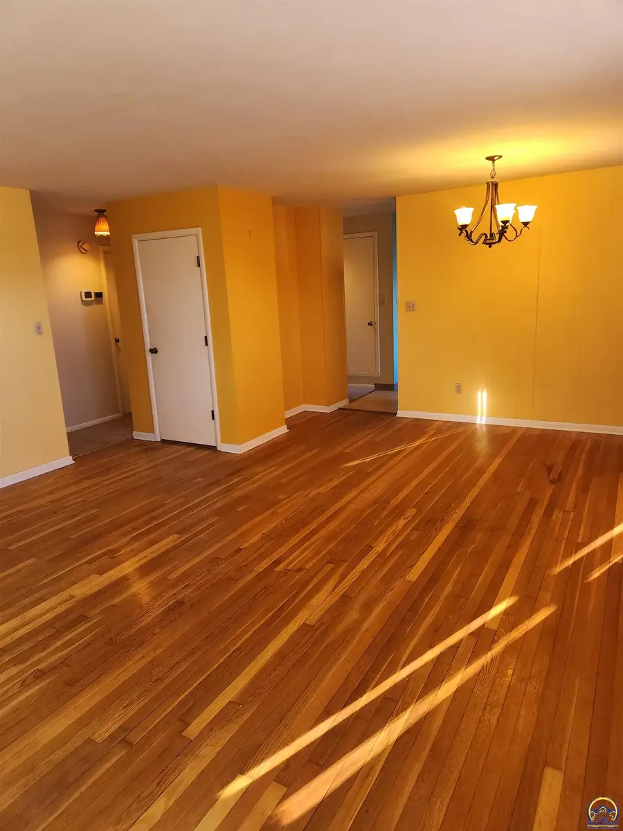 723 SW Cambridge Ave, Topeka, KS 66606 - #3