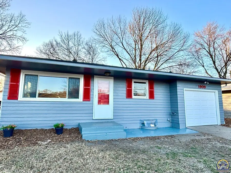 1909 SW Crest Dr, Topeka, KS 66604 - #2