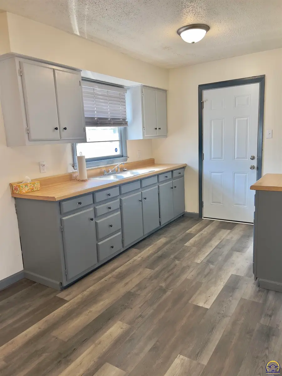 4839 SW 18th St, Topeka, KS 66604 - #2