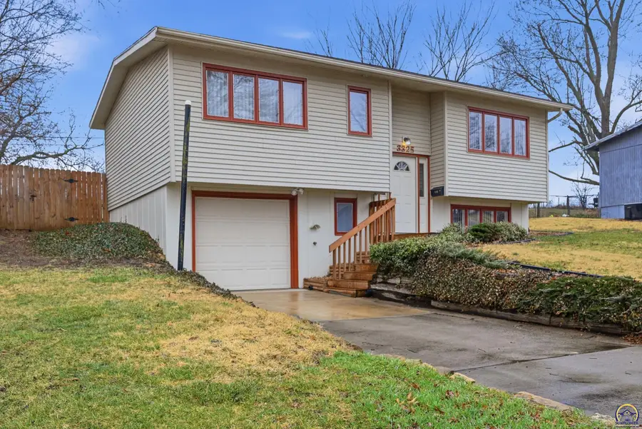 3325 SW Twilight Dr, Topeka, KS 66614 - #2