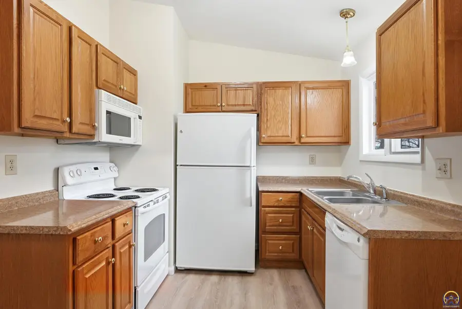 3325 SW Twilight Dr, Topeka, KS 66614 - #3