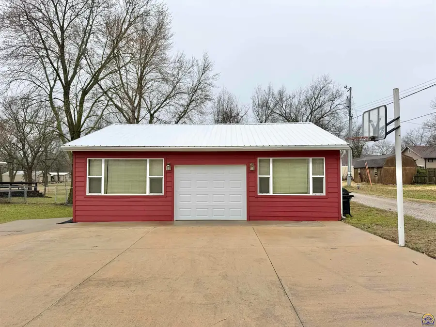 111 Garrettson St, Burlington, KS 66839 - #3