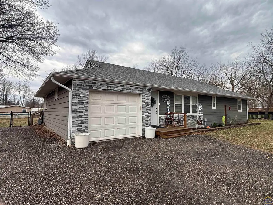 415 E Park Ave, Hartford, KS 66854 - #3