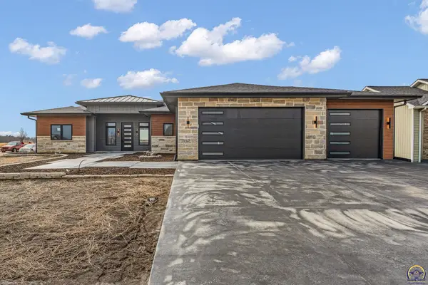 2927 SW Greenridge St, Topeka, KS 66614