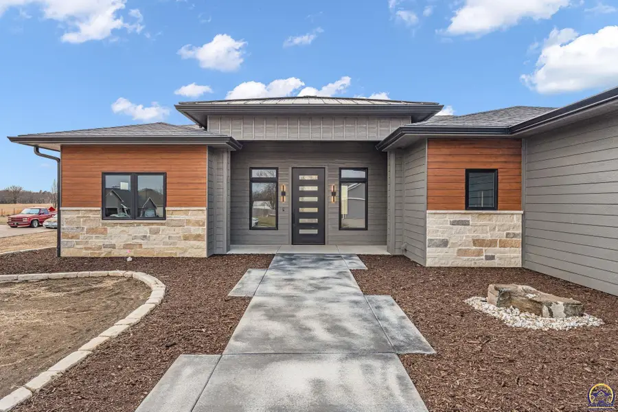 2927 SW Greenridge St, Topeka, KS 66614 - #3