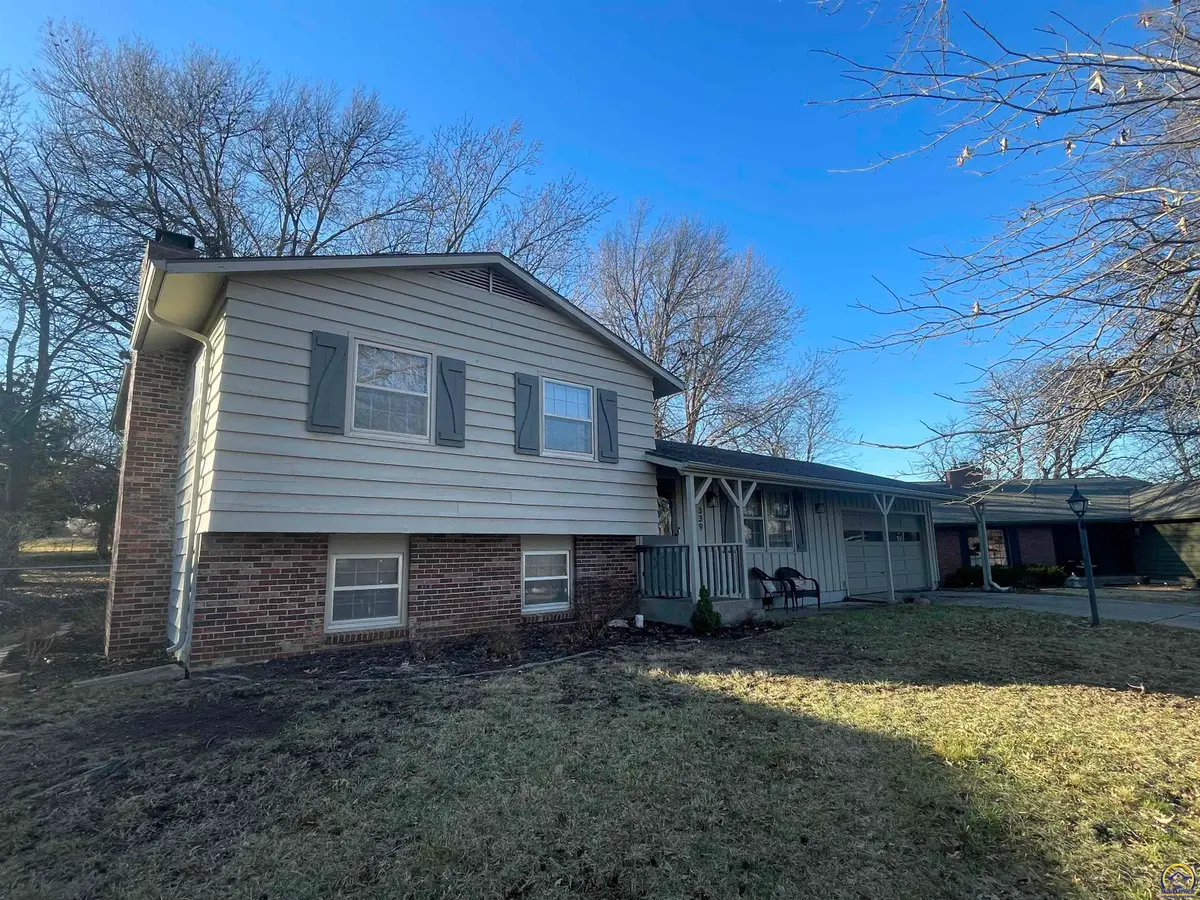 339 SW Woodbury North Ct, Topeka, KS 66606 - #1