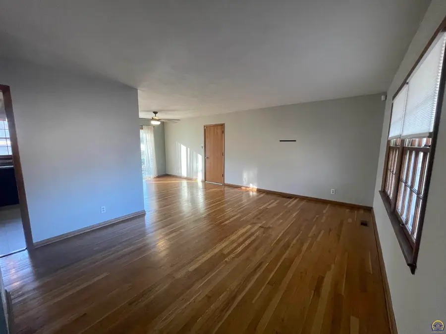 339 SW Woodbury North Ct, Topeka, KS 66606 - #3