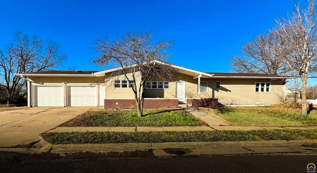 6823 SW Knoll Ct, Topeka, KS 66619 - #1