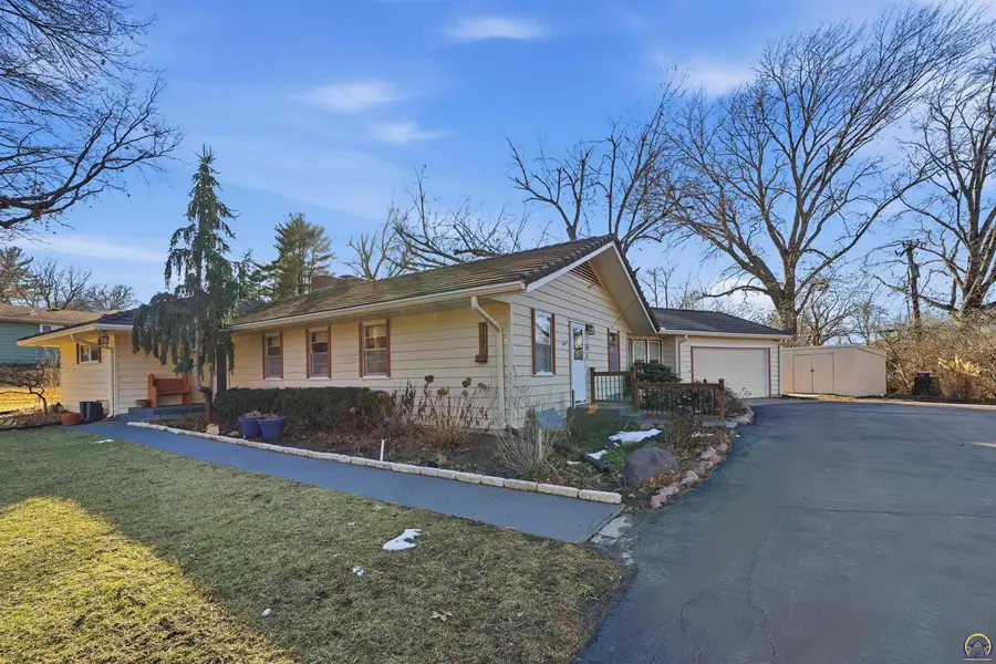 307 SW Woodbury Ln, Topeka, KS 66606 - #3