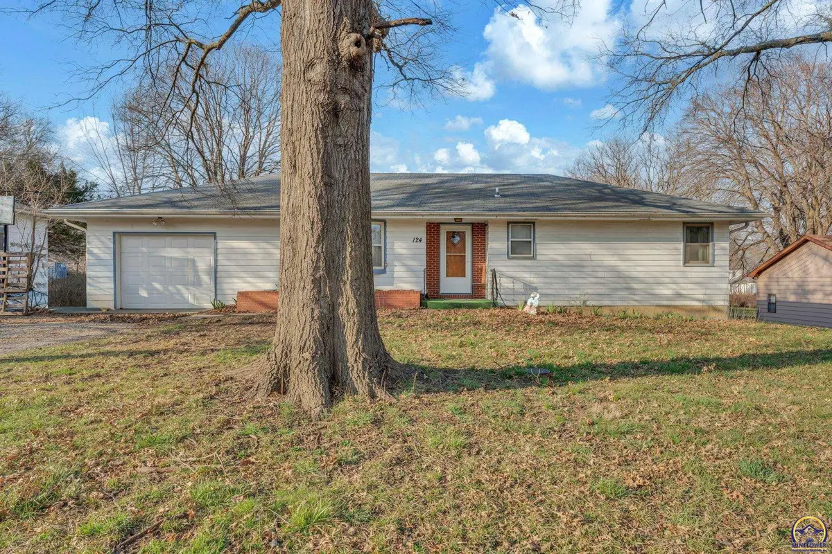 124 E Chase Ave, Burlingame, KS 66413 - #1