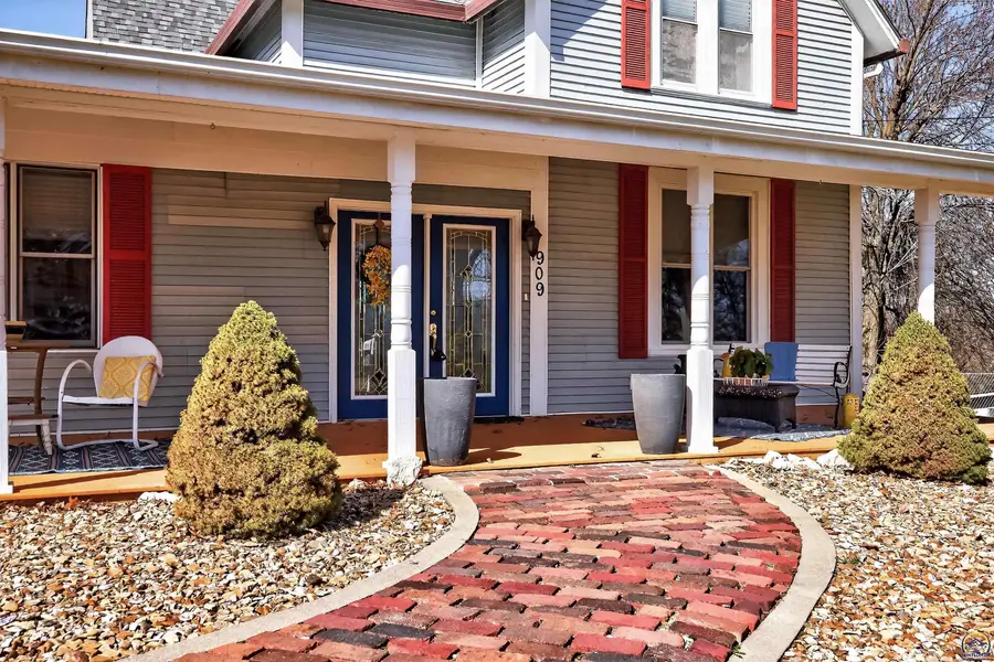 909 Washington Ave, Holton, KS 66436 - #2