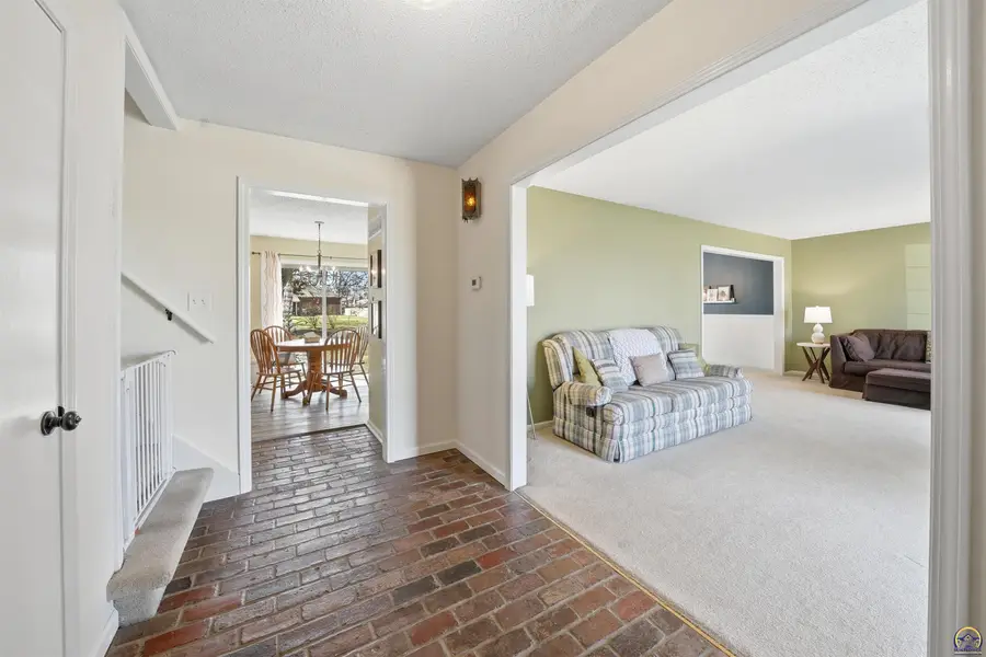 4025 SE 29th St, Topeka, KS 66605 - #3