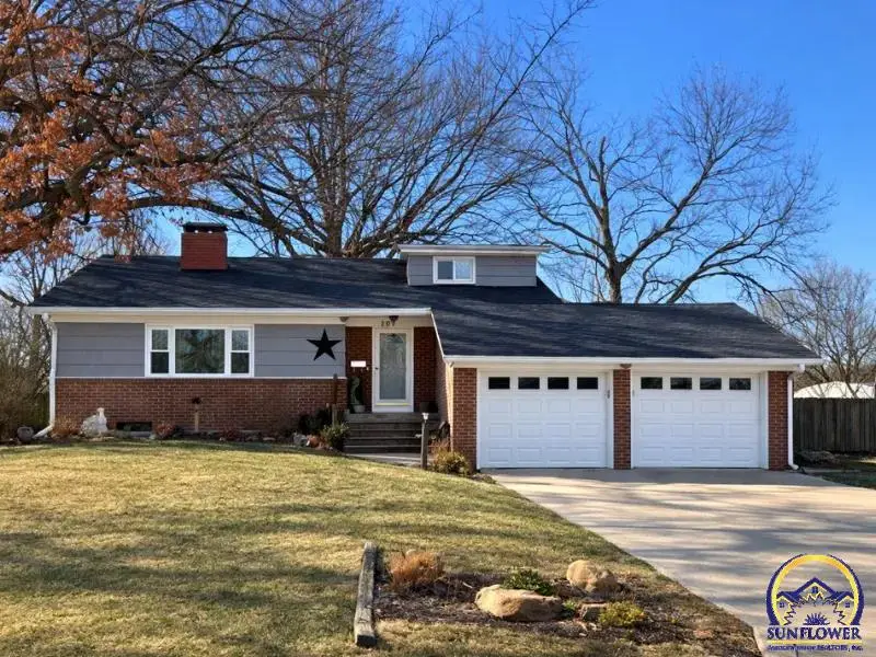 209 Cherokee Ave, Hiawatha, KS 66434 - #1