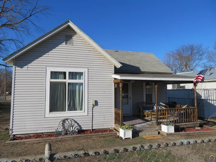 108 W Lake St, McLouth, KS 66054 - #2