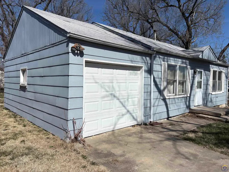 1024 SE 33rd Ter, Topeka, KS 66605 - #2
