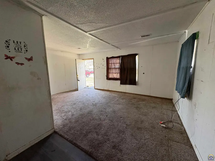 229 SE 35th Ter, Topeka, KS 66605 - #3