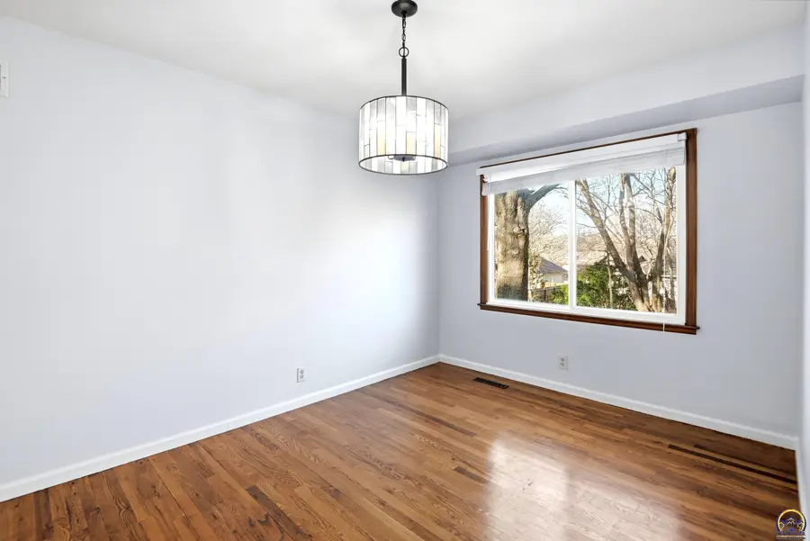 3225 SW Macvicar Ave, Topeka, KS 66611 - #3