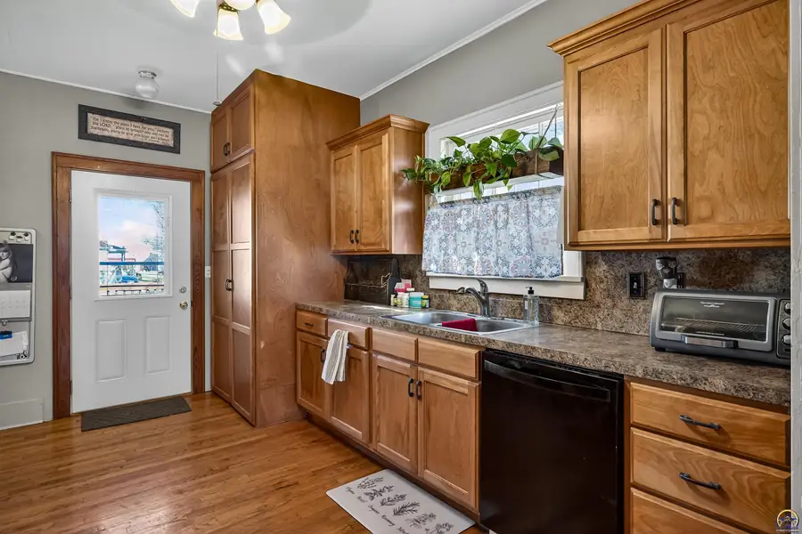 412 Iowa Ave, Holton, KS 66436 - #2
