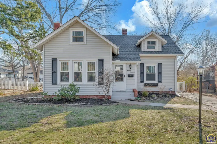 1914 SW Arnold Ave, Topeka, KS 66604 - #2