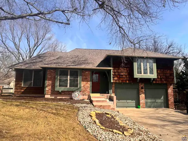 3220 SW Macvicar Ct, Topeka, KS 66611