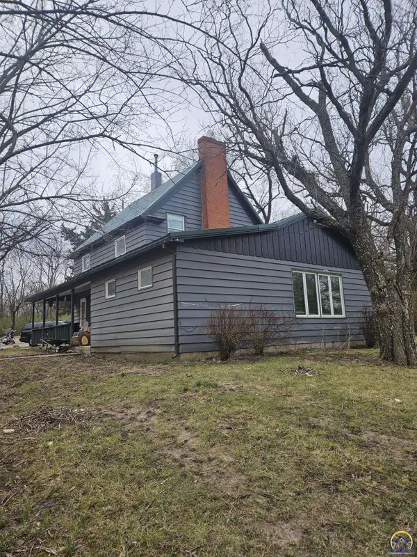 4823 SE 10th St, Tecumseh, KS 66542