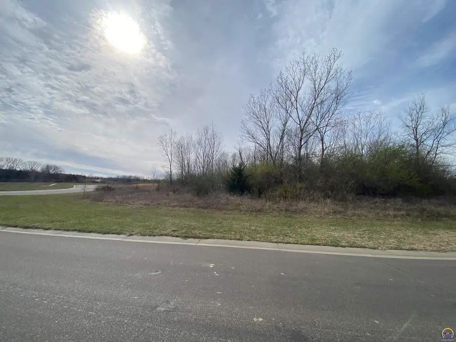 4621 SW Lincolnshire Rd, Topeka, KS 66610 - #2