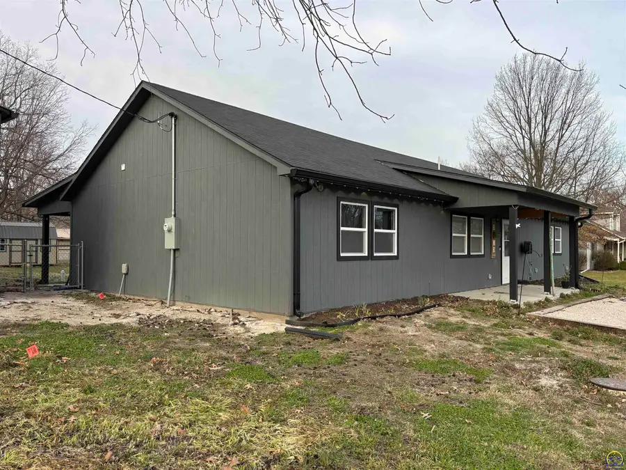 400 E Park Ave, Hartford, KS 66854 - #3