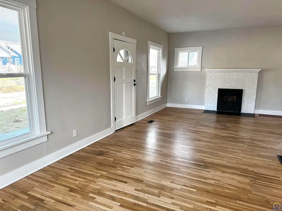 944 SW Jewell Ave, Topeka, KS 66606 - #2