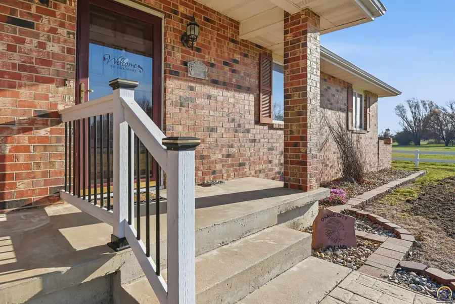 1416 Brant St, Osage City, KS 66523 - #2