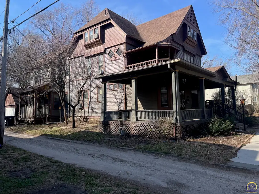 915 SW Munson Ave, Topeka, KS 66604 - #2
