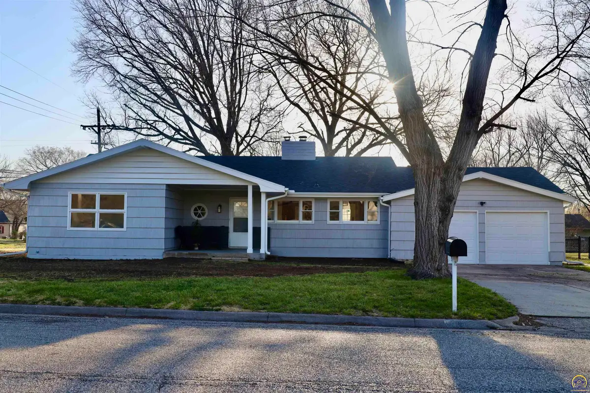 1128 Thompson St, Emporia, KS 66801 - #1