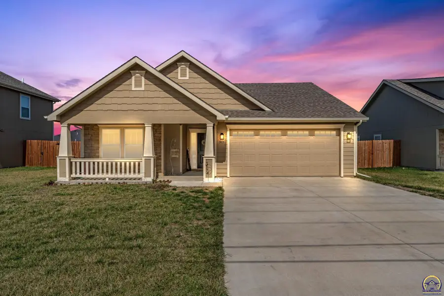 905 E Front St, Perry, KS 66073 - #2