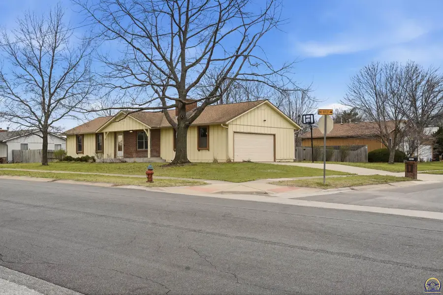 2601 SW Kingsrow Rd, Topeka, KS 66614 - #2