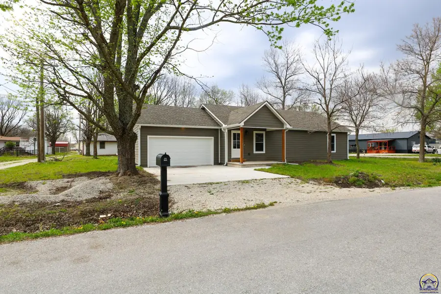 702 S 8th St, Burlington, KS 66839 - #2