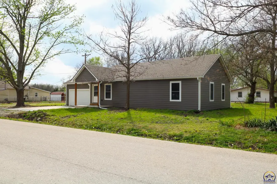 702 S 8th St, Burlington, KS 66839 - #3