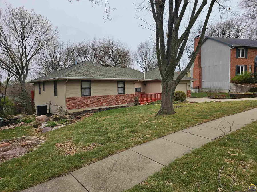 3556 SW Summerwood Rd, Topeka, KS 66614 - #3