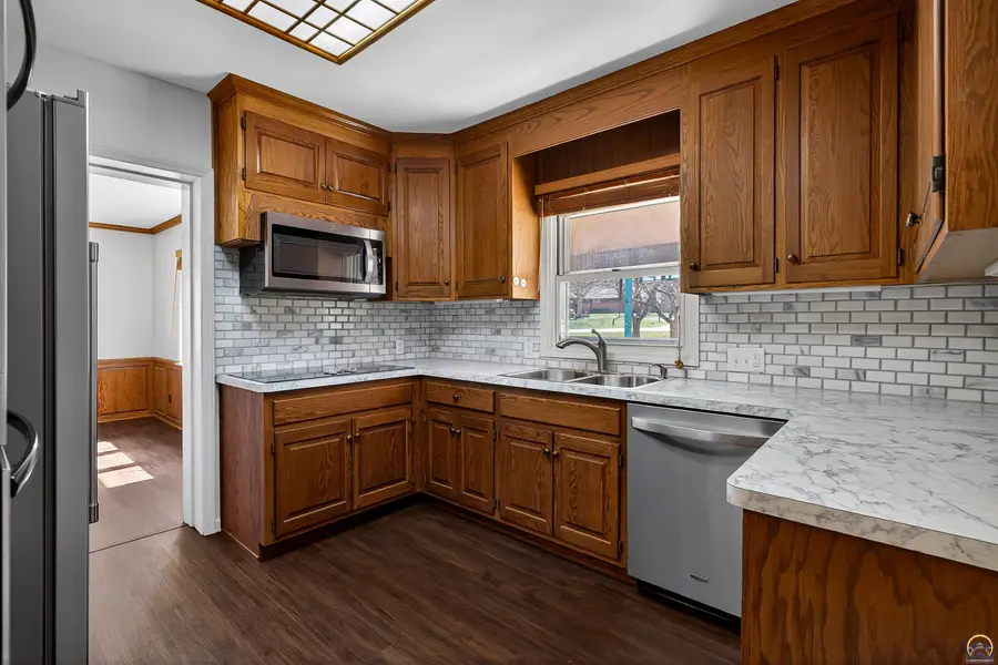 200 SW Yorkshire Rd, Topeka, KS 66606 - #2