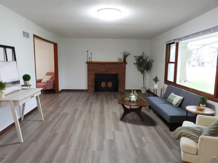 718 S 9th St, Osage City, KS 66523 - #3