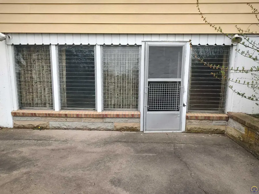 934 Oxford Dr, Emporia, KS 66801 - #3