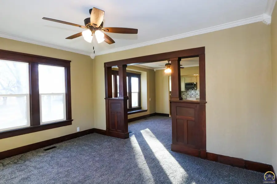 902 S 7th St, Burlington, KS 66839 - #3