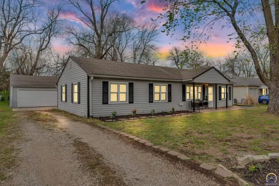 3453 SW Westview Ave, Topeka, KS 66611 - #3