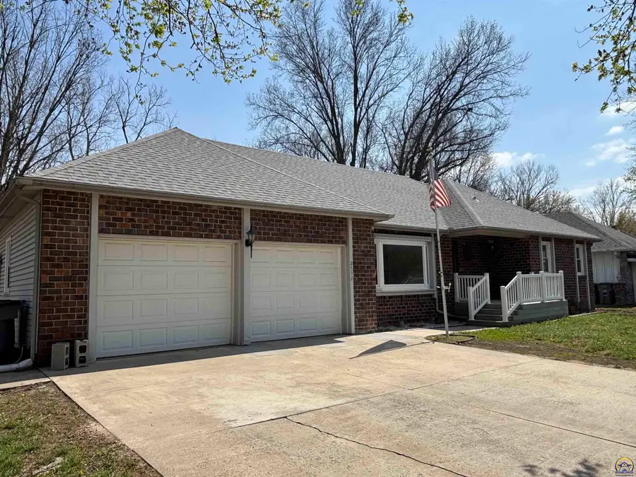 2552 Willow Ln, Emporia, KS 66801 - #2