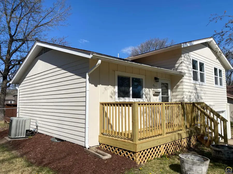 2817 SW Sunset Rd, Topeka, KS 66614 - #2